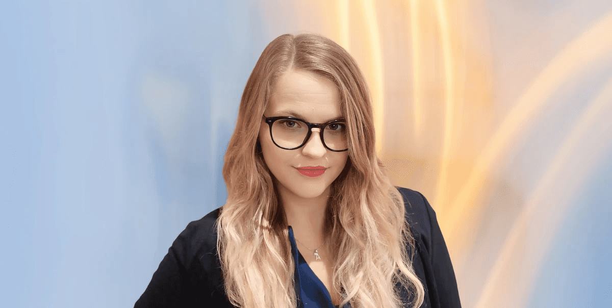 Maria Ksenia Witte, Expertin für Förderungen als strategischer Hebel, Portrait einer Frau mit langen blonden Haaren und Brille im Business-Outfit.