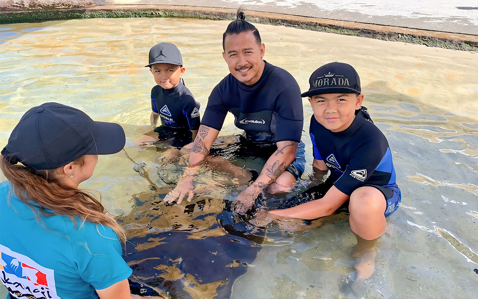 游客在澳大利亚Irukandji的“小射线拥抱”体验中与射线互动。