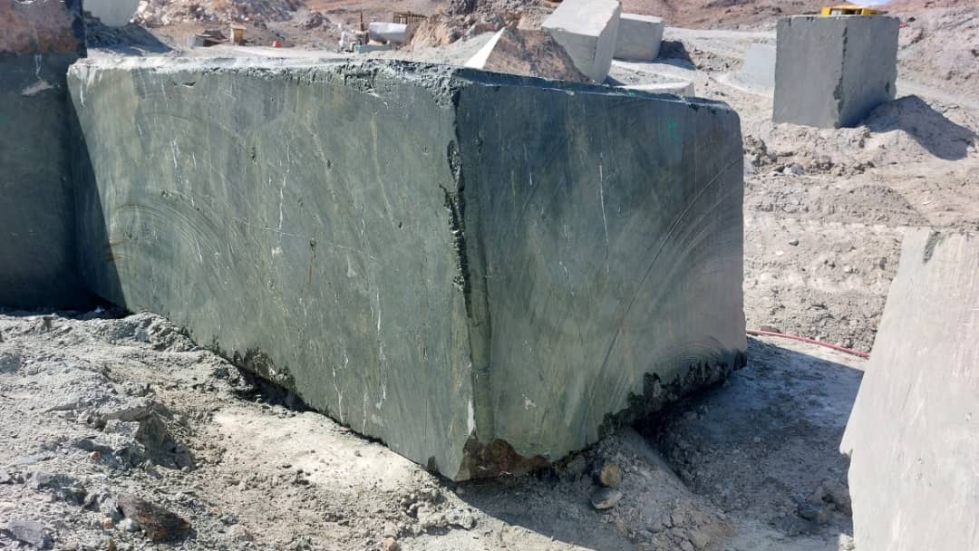 Großer Granitblock im Steinbruch, bereit für die Verarbeitung