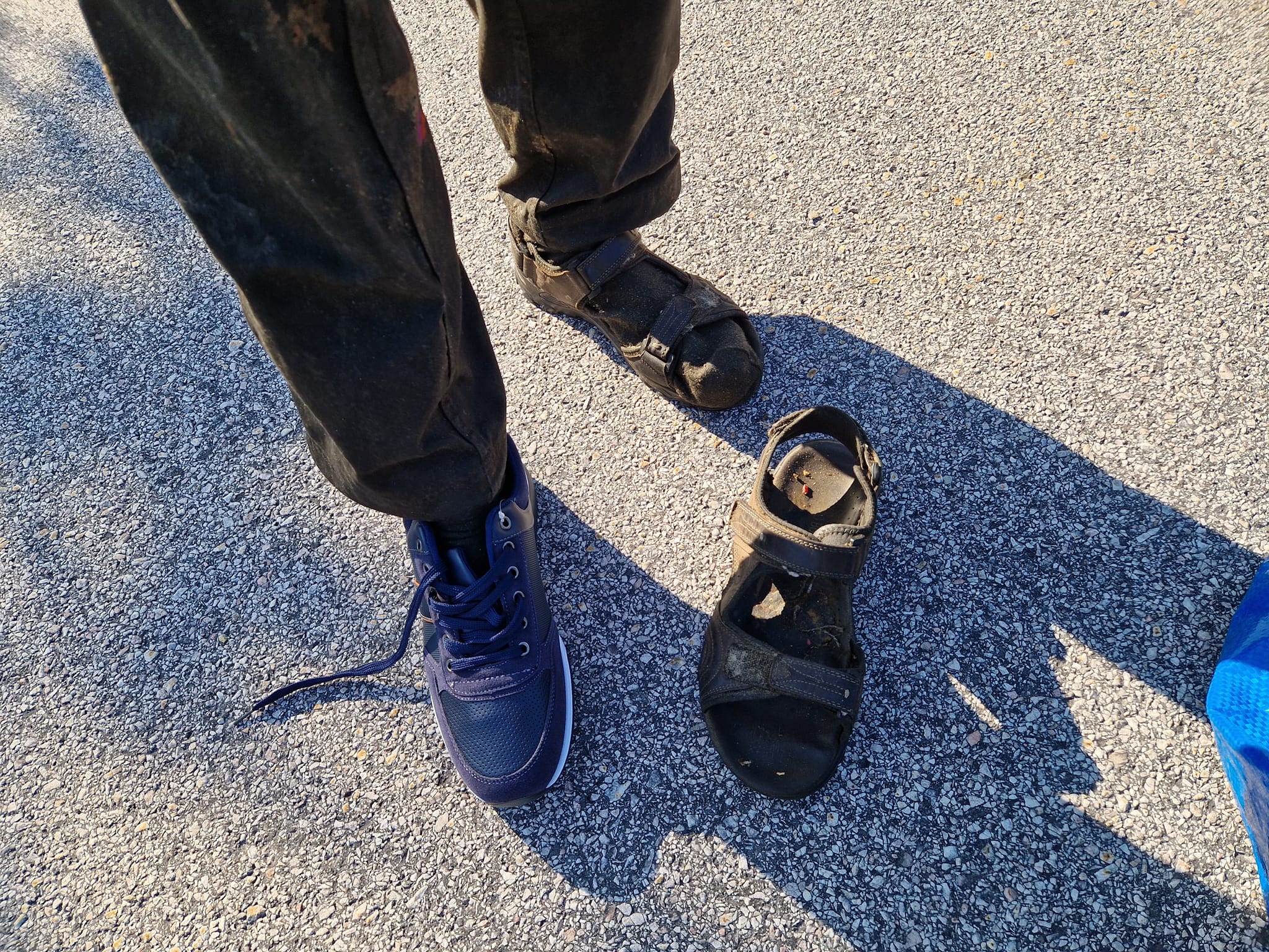 En bild på en man som får ett par nya skor