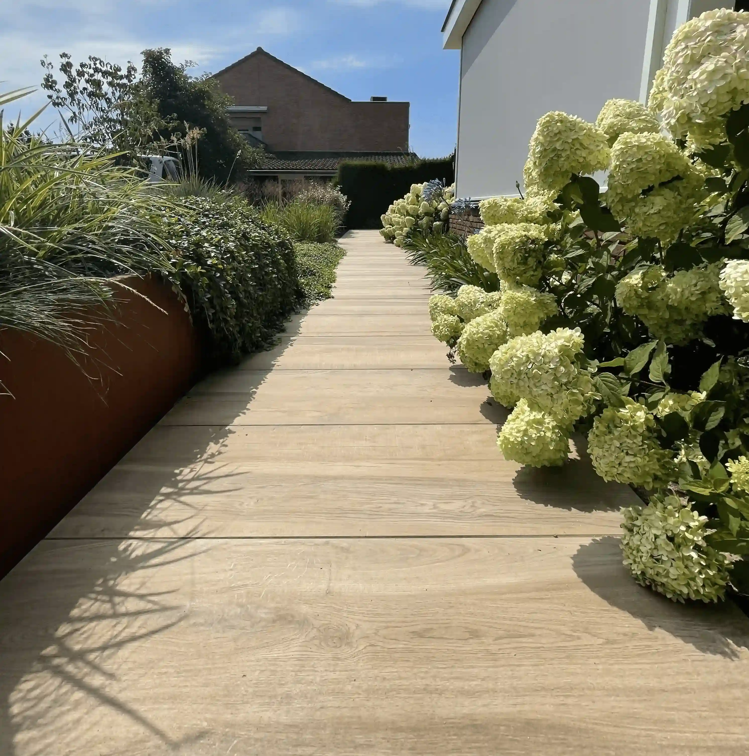 Strak tuinontwerp, aanleg en onderhoud bij Kamsteeg in Malden met focus op de aanlegdoor Star Landscaping