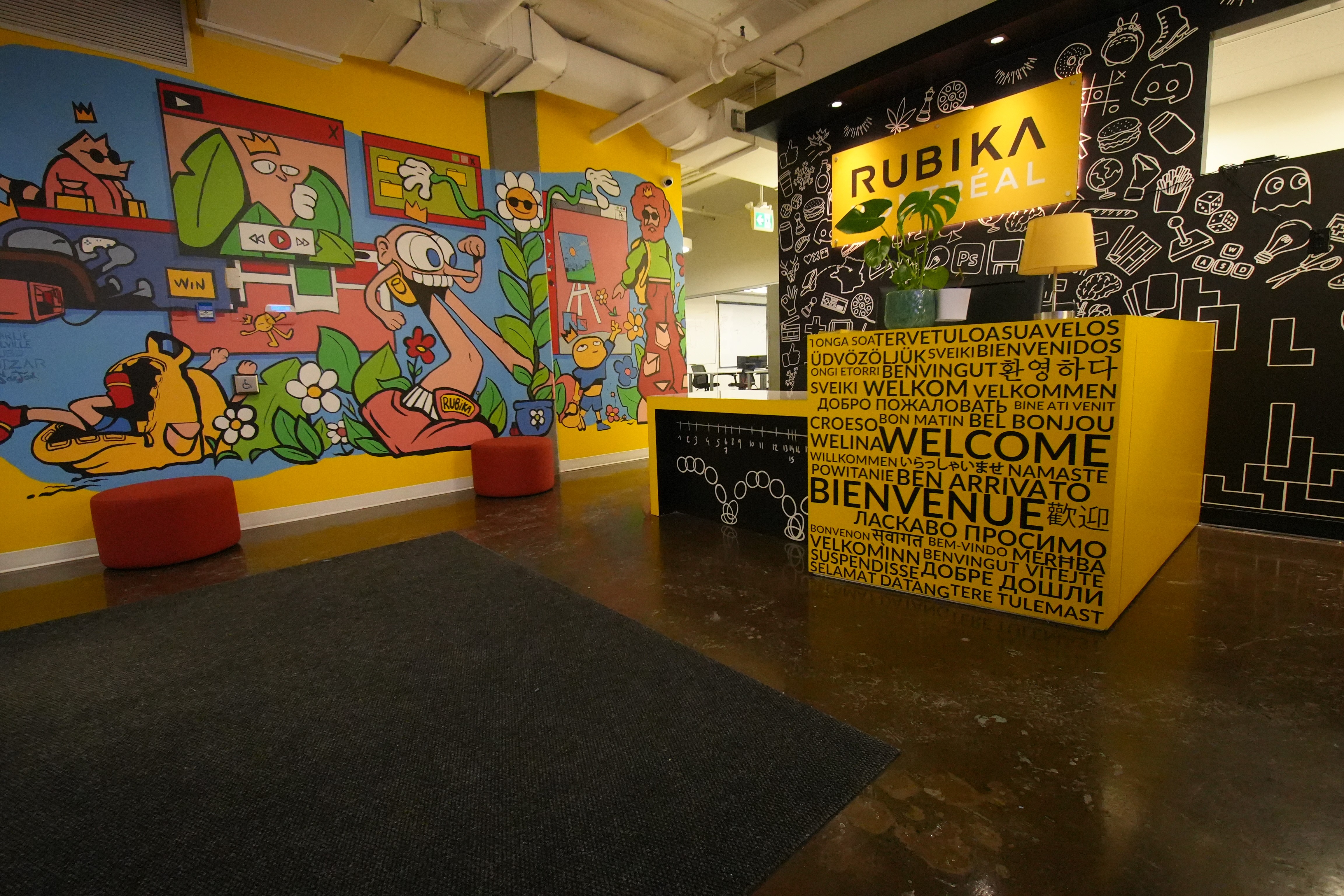 Un personnage animé examinant attentivement un globe terrestre antique.