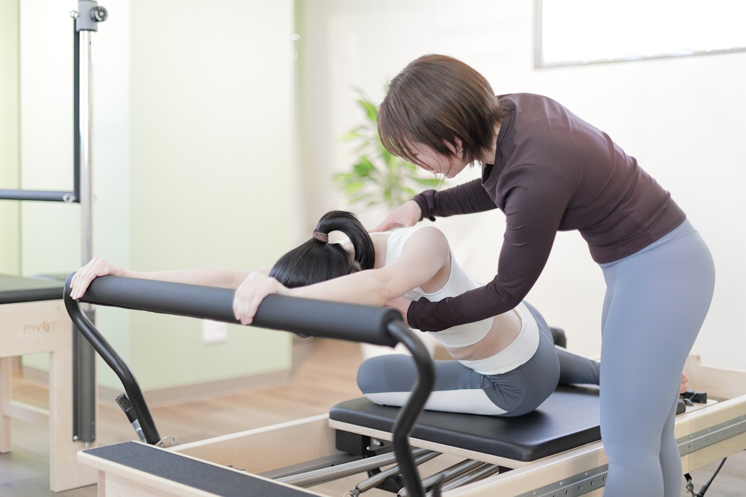 トレーナーに指導してもらってる女性