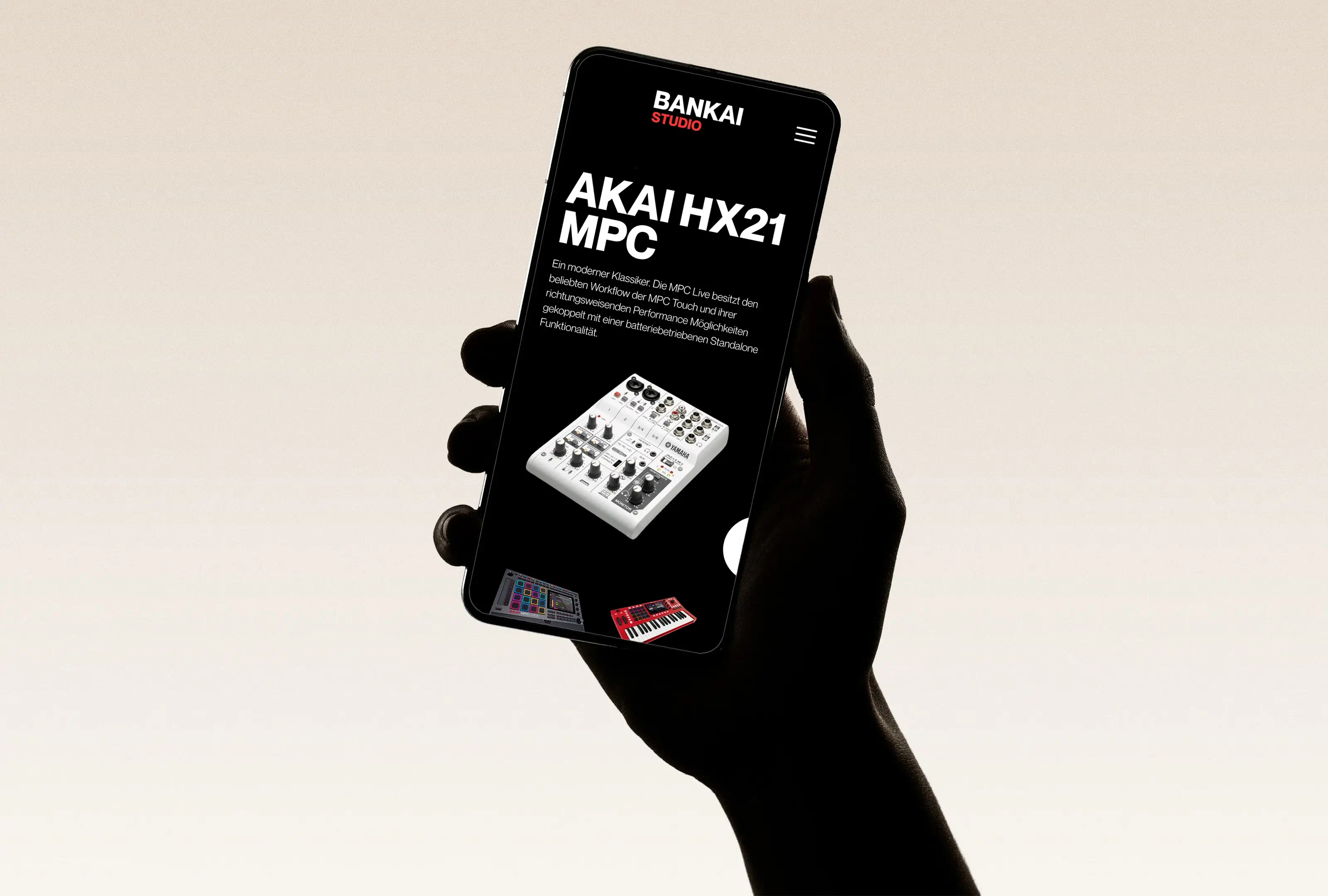 Hand hält Smartphone mit Online-Shop-Seite für ein Musikproduktionsgerät, inklusive Produktbild und Beschreibung.
