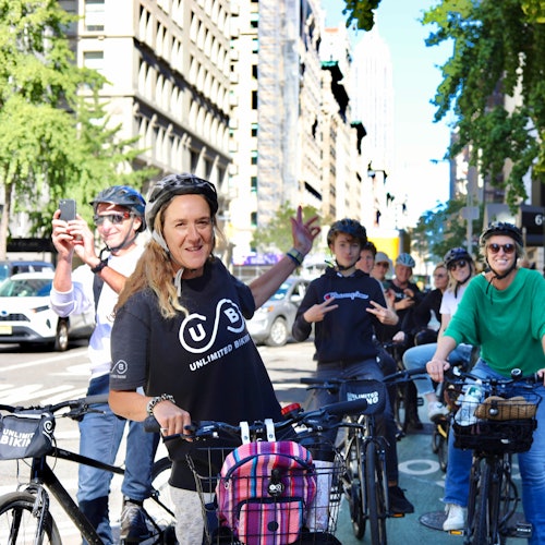 Los invitados disfrutan de su recorrido en bicicleta
