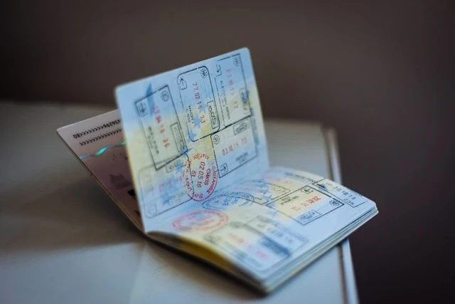 Pasaporte abierto con varios sellos y visados, el documento central del trámite de estancia por estudios en España
