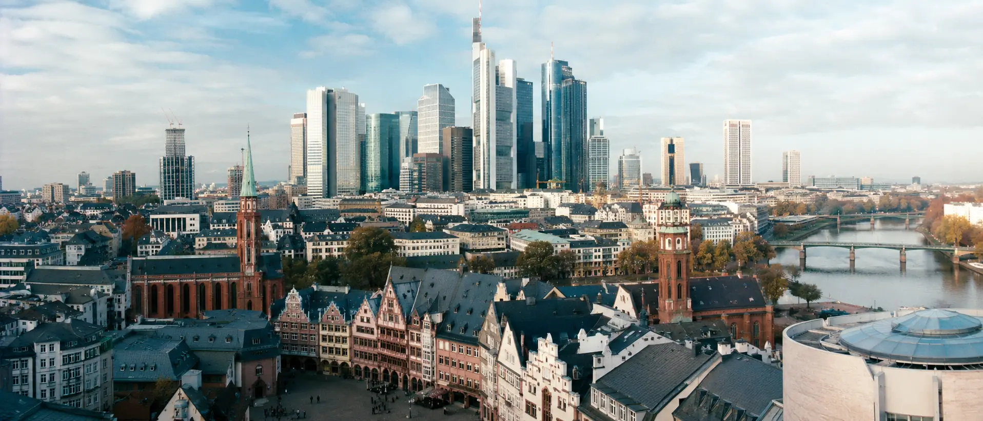 Frankfurt am Main mit Römer, Skyline und Fluss im hellen Morgenlicht