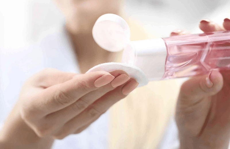 Sử dụng bông tăm thấm nước muối sinh lý để vệ sinh nhẹ nhàng vùng môi mỗi ngày