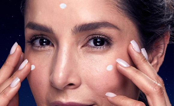 carmen villalobos aplicandose nocturne suero facial nocturno en el rostro