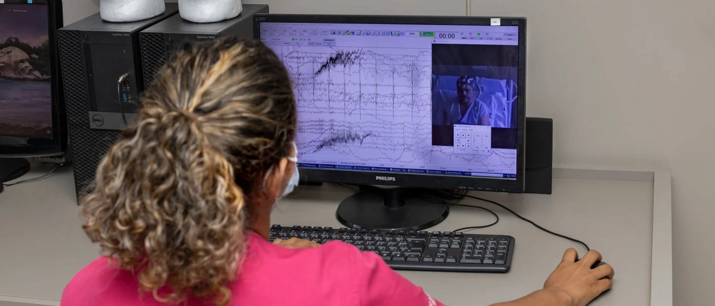 Leito de monitorização por vídeo-EEG no Centro de Epilepsia do Hospital Santa Lúcia Sul