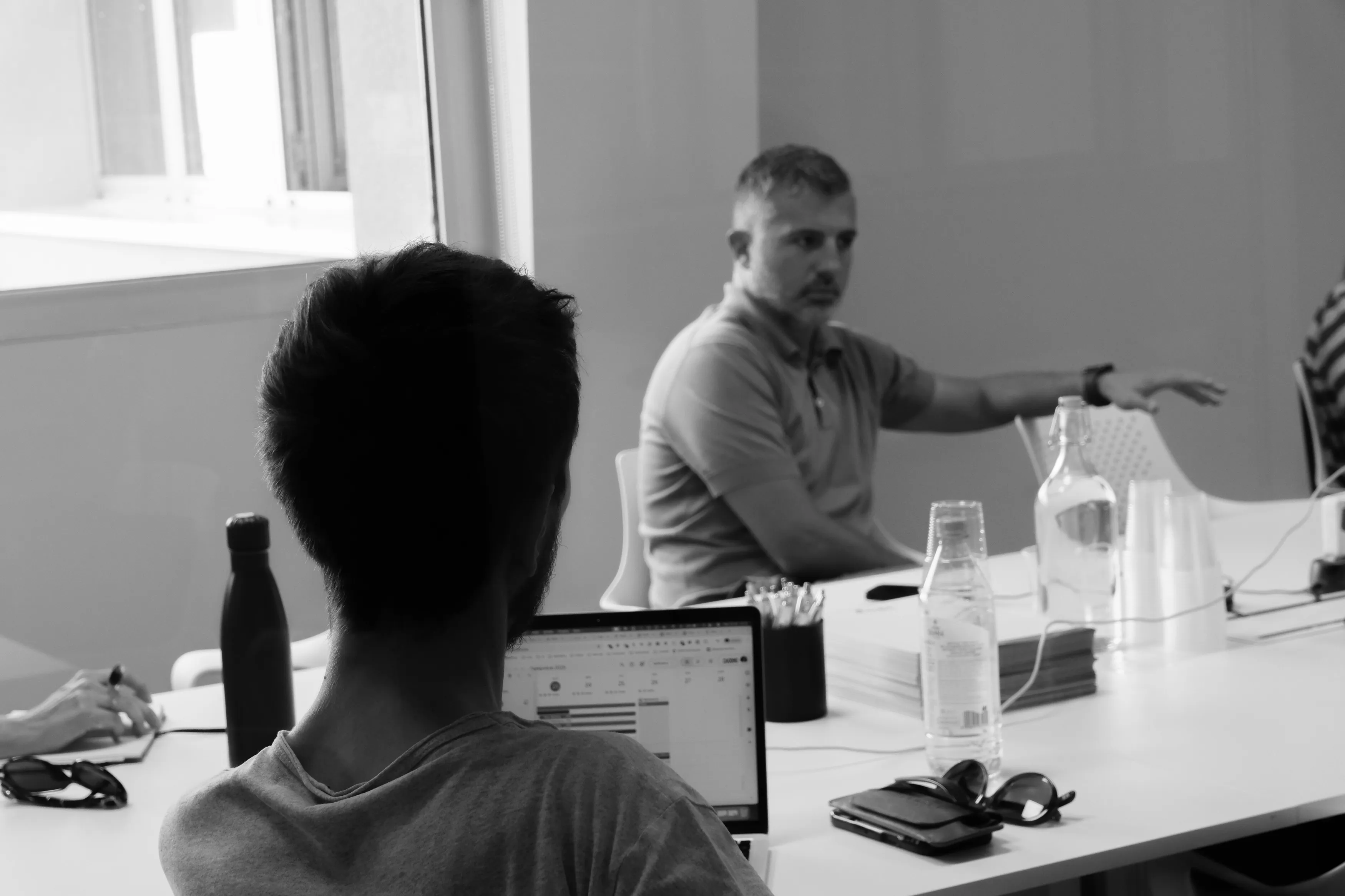 due persone che parlano sedute in ufficio