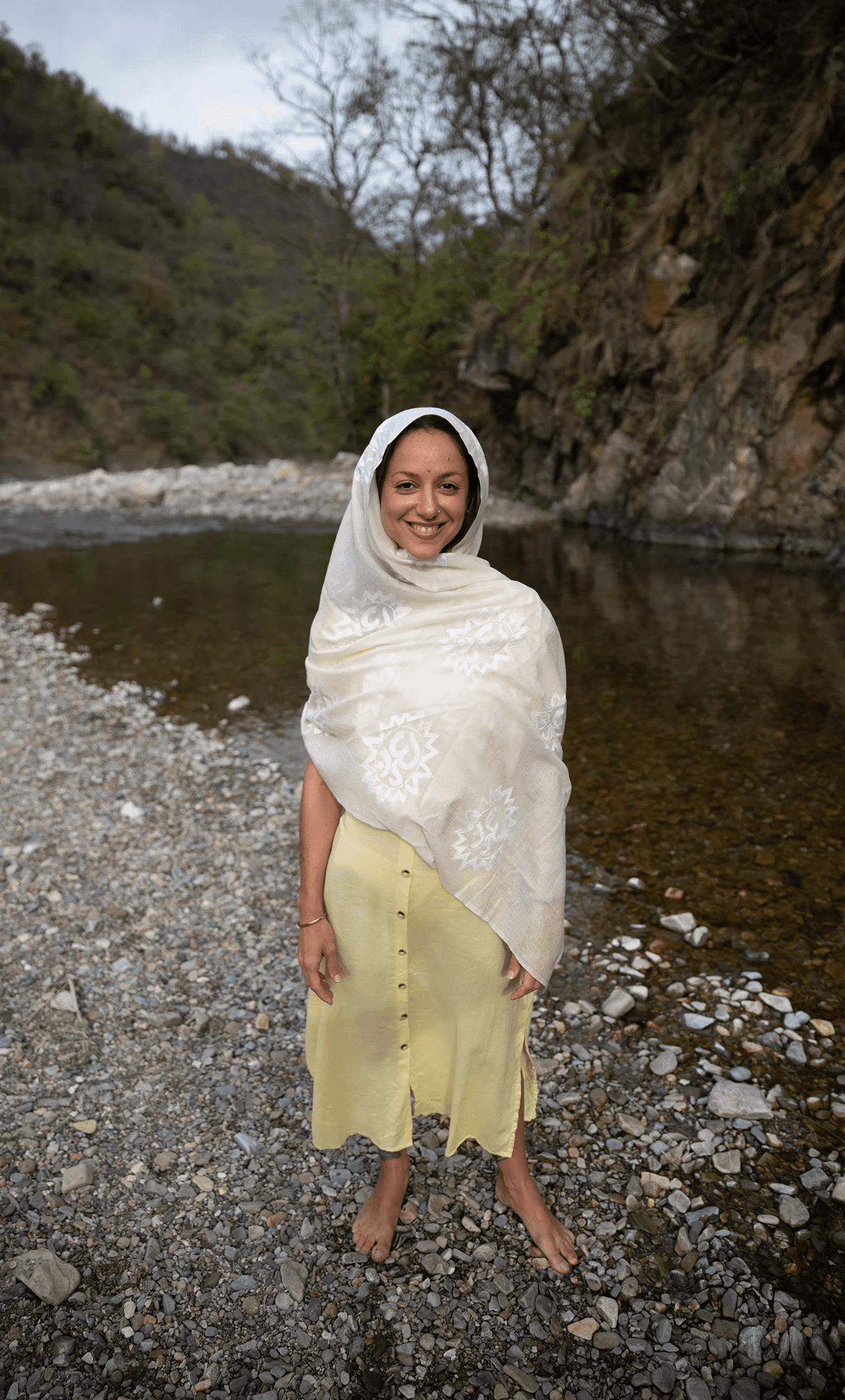 Flavia Siutti caminando en la naturaleza durante un retiro de yoga