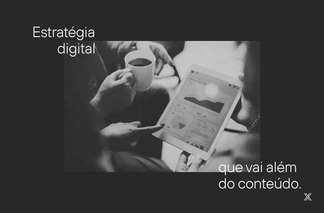 mãos segurando café e planner. texto: estratégia digital que vai além do conteúdo.