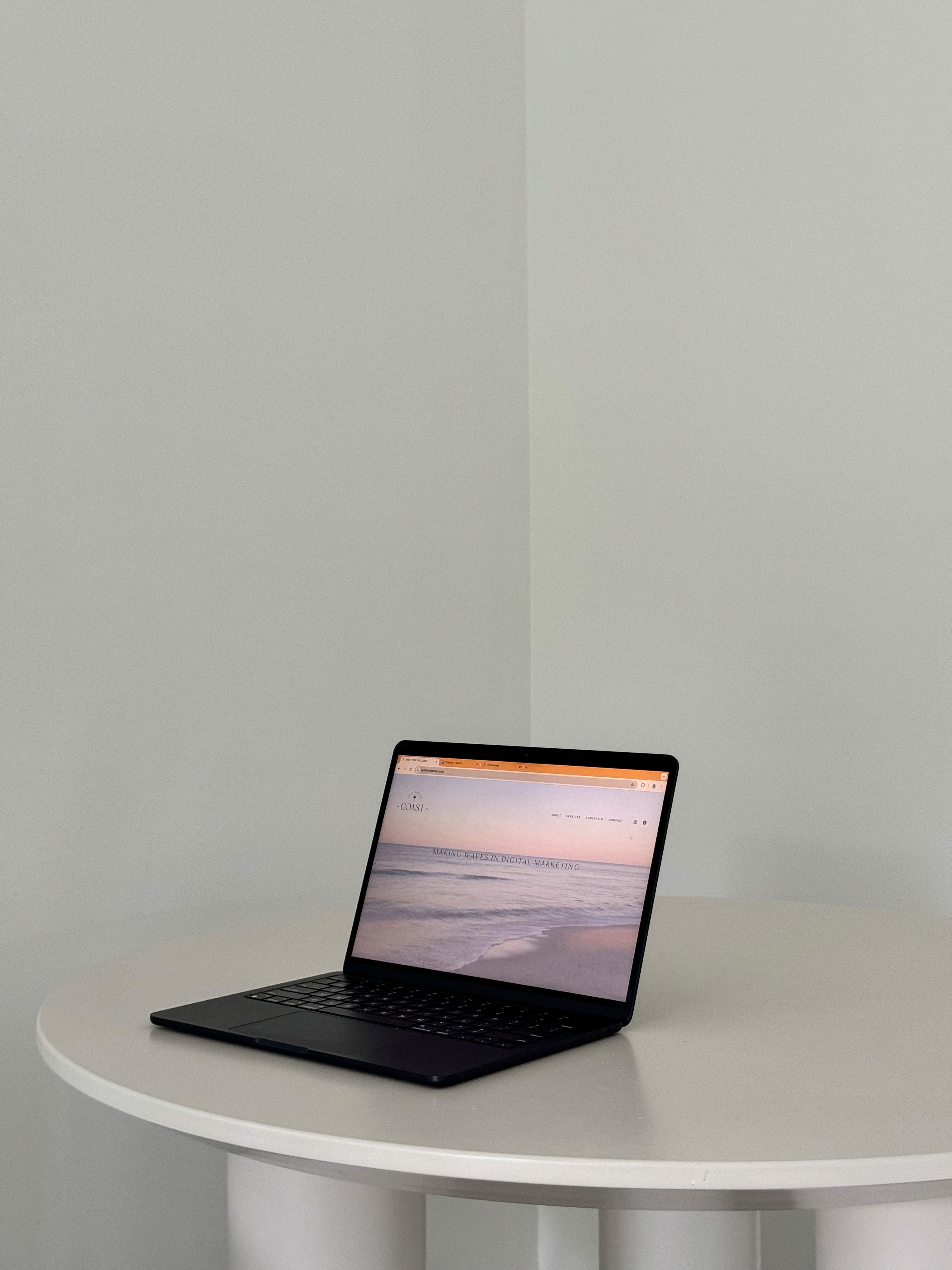 Image of lapto with a photo of the sea as a screen saver