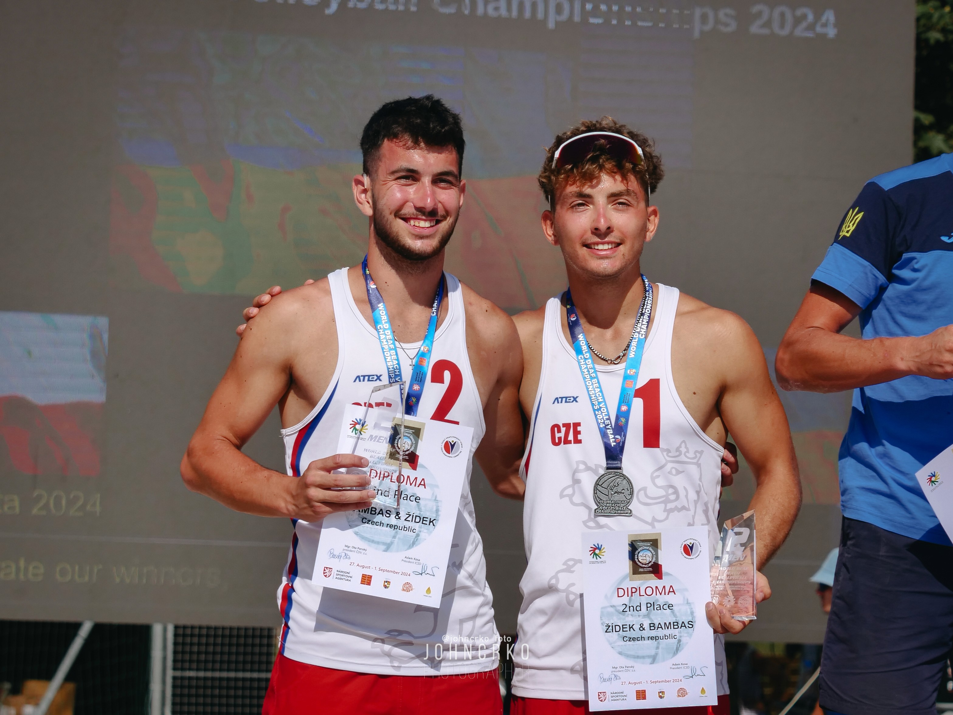Jan Žídek a Šimon Bambas jako vícemitři světa na pódiu.