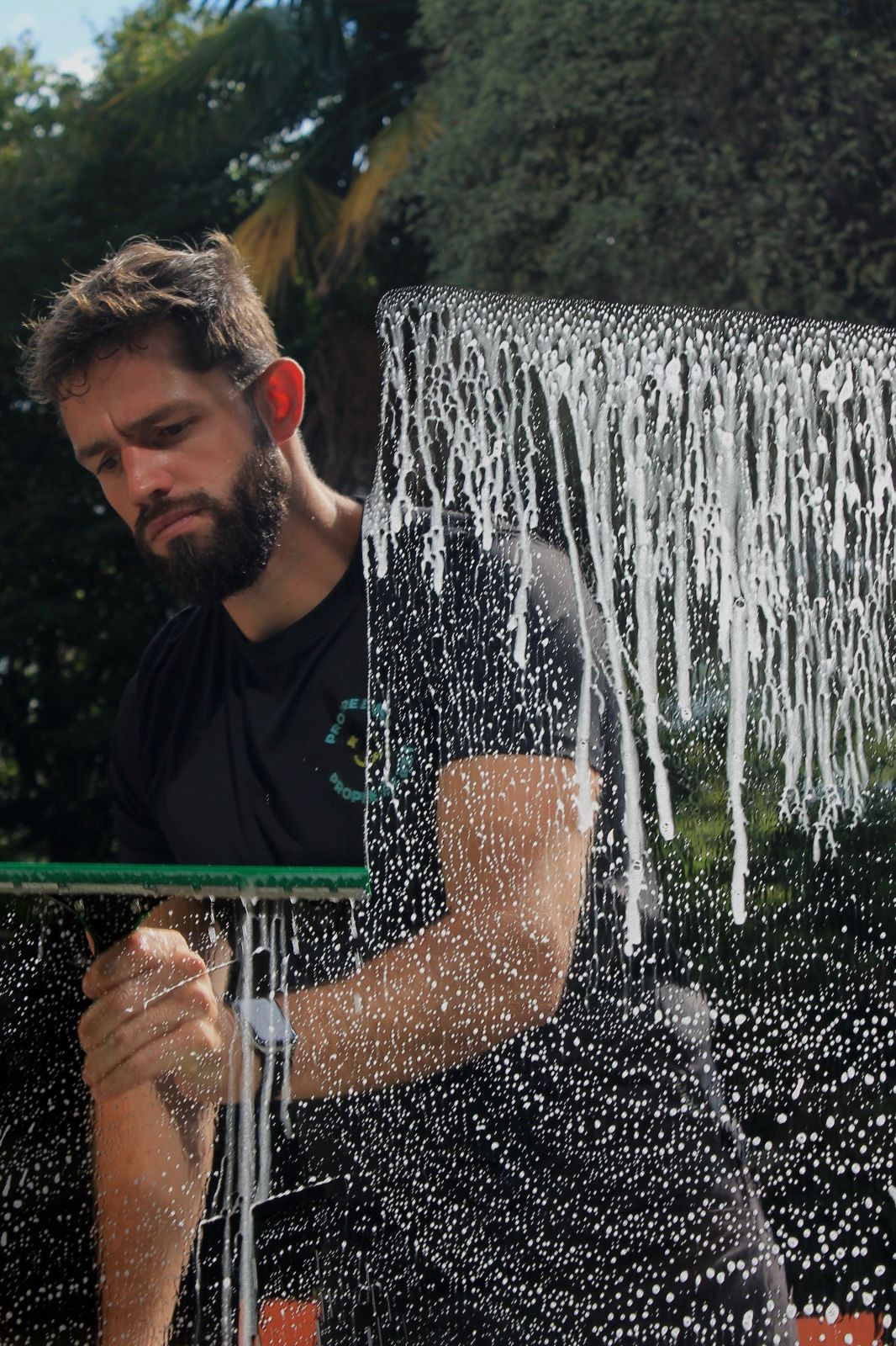 Vitre propre et sans traces après nettoyage à domicile par Propre et Net Rennes