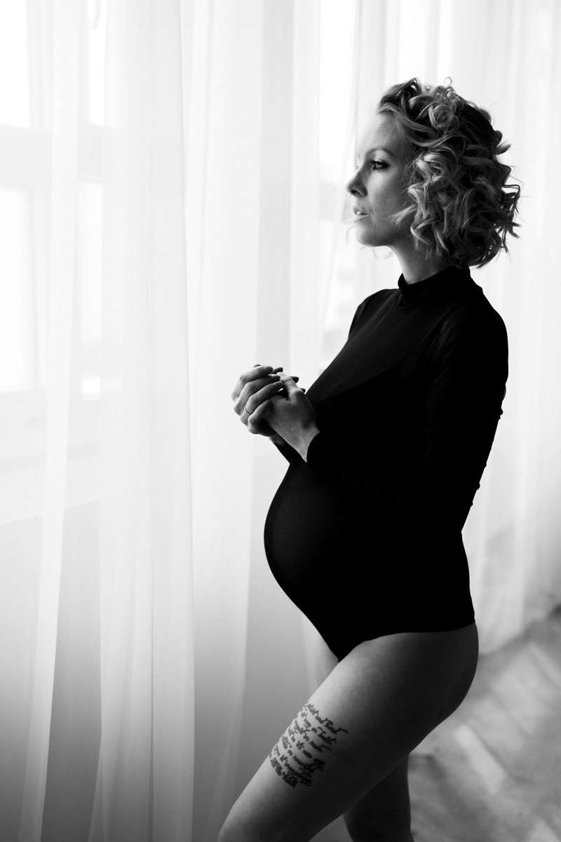 Sensual boudoir photography by Ramona, highlighting self-love in Solothurn.