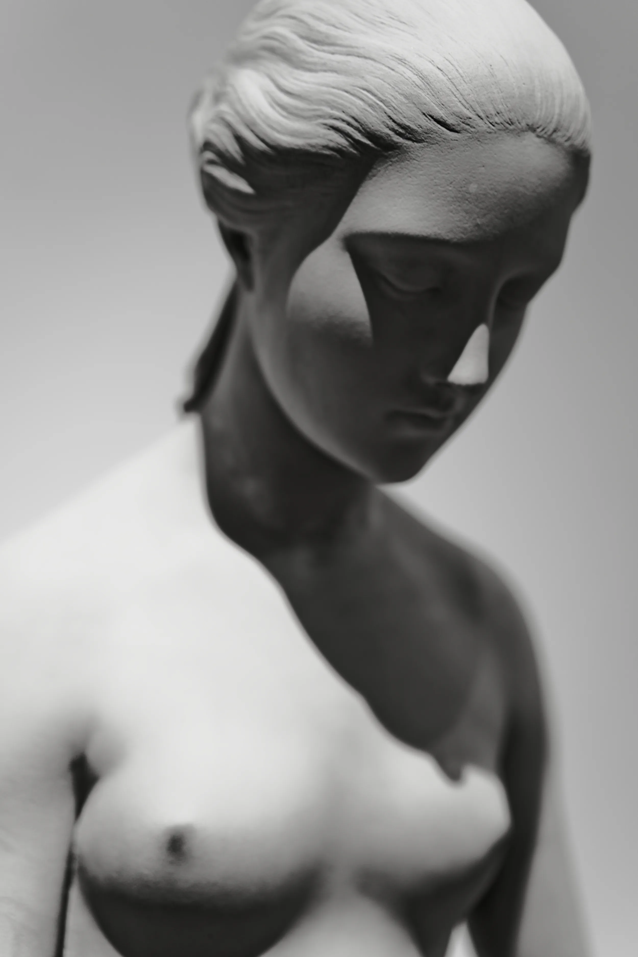 Photographie de sculpture à la pose expressive et à la composition en faisant une oeuvre d'art différente, en deux dimensions