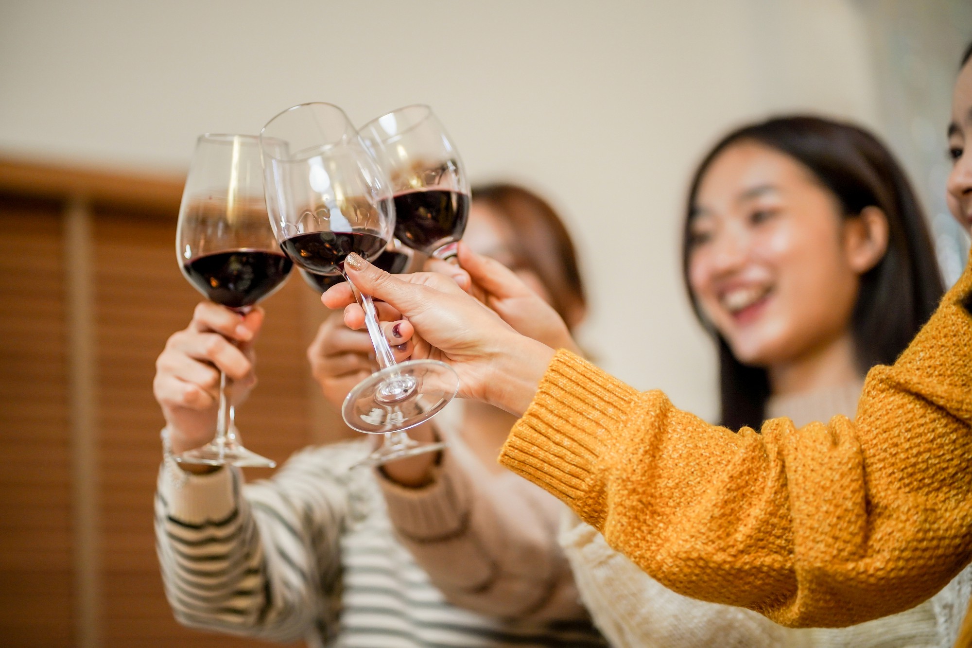 紅酒基本知識 品酒小知識 侍酒知識 品酒知識全解析 葡萄酒對女生好嗎 葡萄酒開瓶後可以放多久 葡萄酒有什麼好處 女生適合什麼調酒 怎麼品葡萄酒 六大基酒是什麼 750ml紅酒可以倒幾杯 葡萄酒相關知識 紅酒品牌排名 紅酒冷知識 葡萄酒的分類 紅酒品牌介紹 紅酒入門推薦 紅酒怎麼挑 紅酒品牌 推薦 酒的種類介紹 品酒術語 品酒三步驟 酒分類表 品酒形容詞 六大基酒介紹 酒名大全 八大基酒