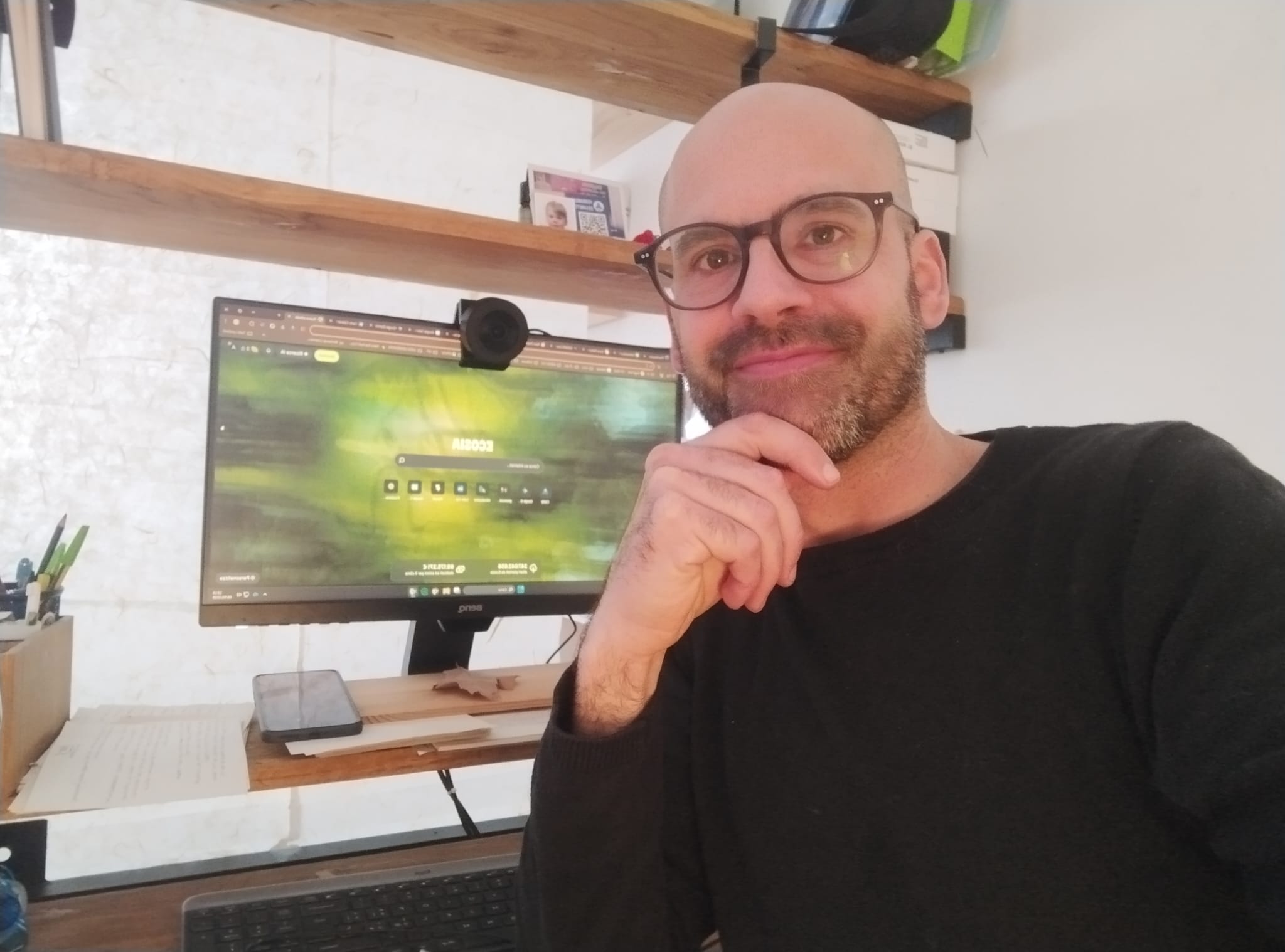 Carlo Celanetti guarda un sito web per artigiani ben fatto sullo schermo della sua scrivania a Tivoli