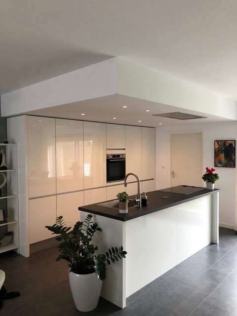 Donkere moderne keuken Keukenmontage Kort