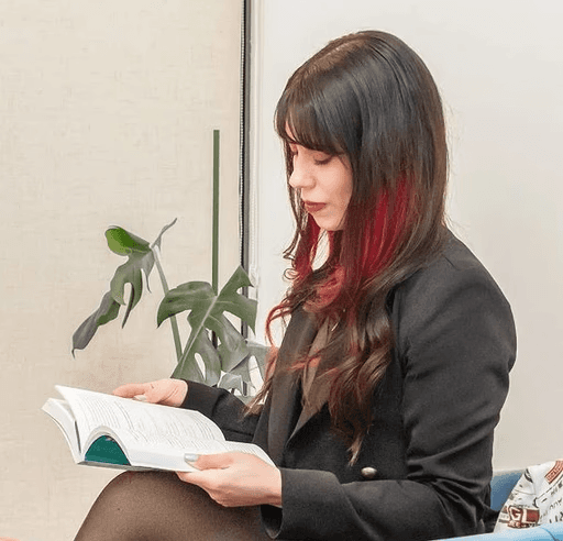 Psicóloga sentada leyendo un libro 