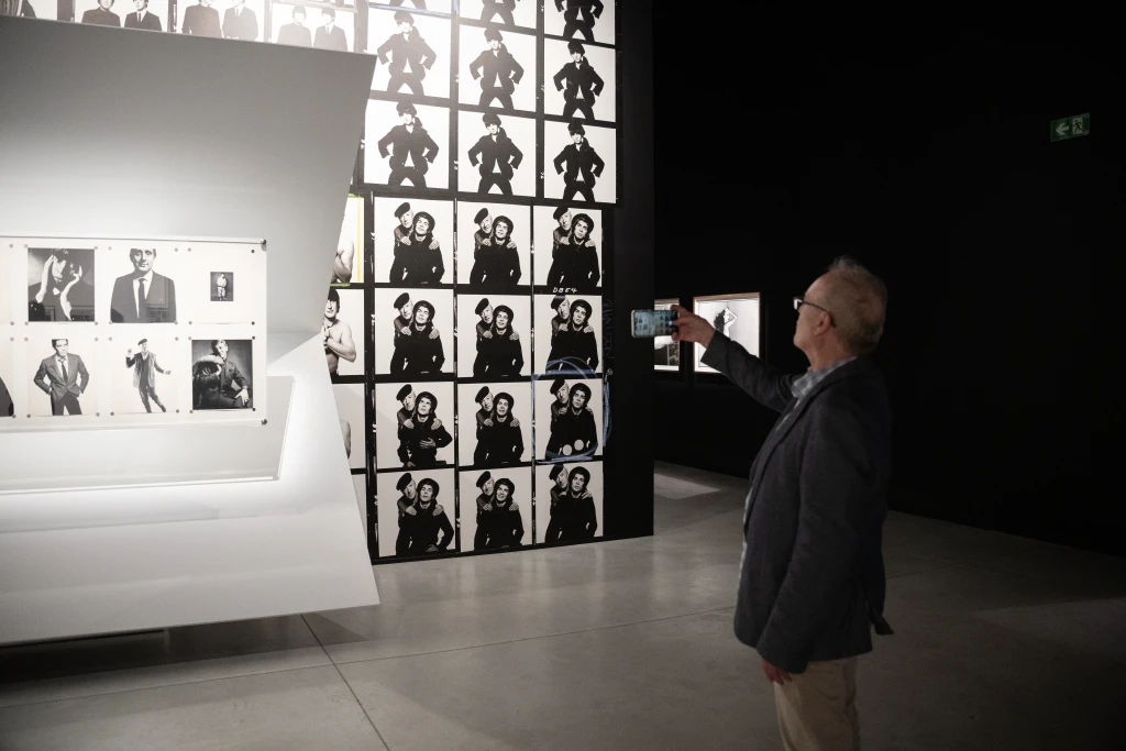Hombre haciendo foto con el movil a la exposicion