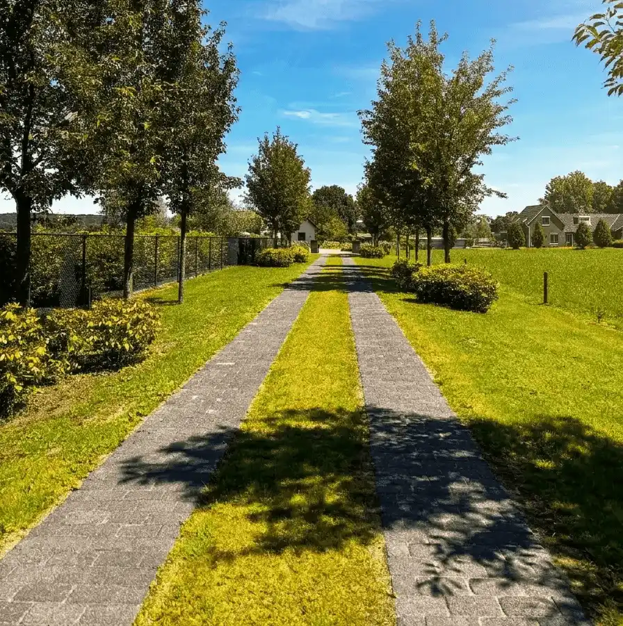Strak tuinonderhoud van een villa in het land van Cuijk door Hoveniersbedrijf Star Landscaping