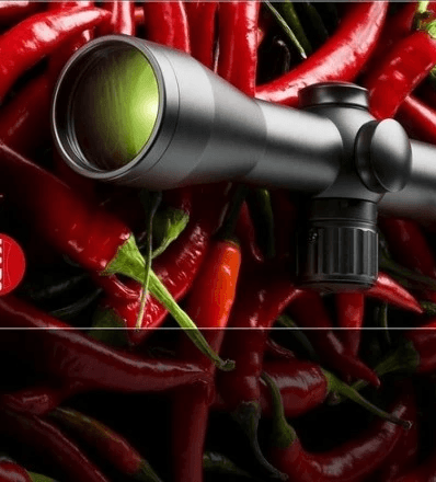 Karl Kaps Zielfernrohr vor rotem Chilihintergrund, Mikroskope hergestellt in Deutschland.