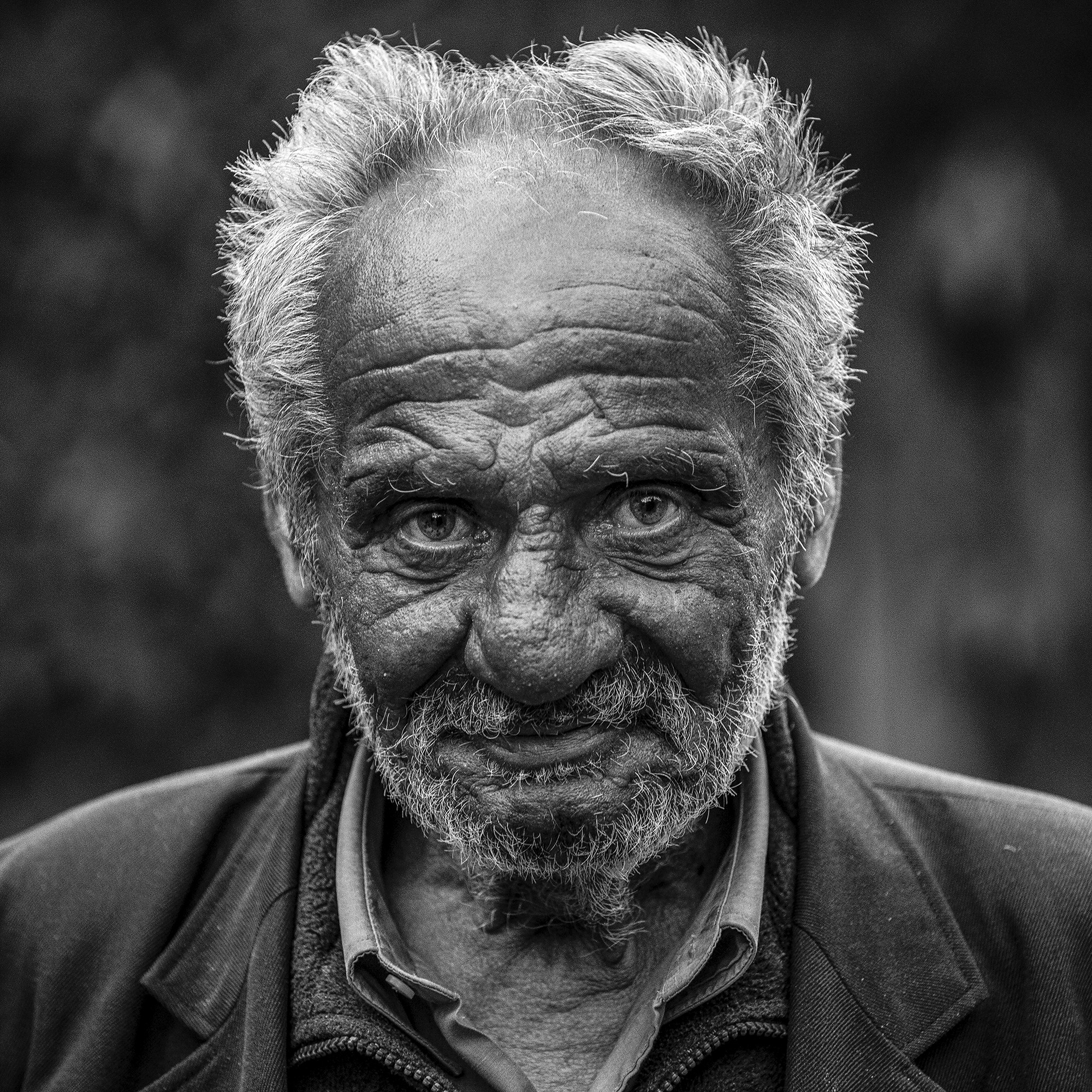 Frederic Bourcier, photographe documentaire, réalise des portraits d’un sans domicile fixe qui vient régulièrement lui rendre visite à son atelier. A travers ces photos, on peut voir les saisons , son humeur et surtout son état de fatigue.