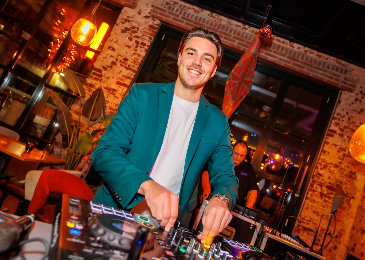 DJ Lars Woudenberg achter de draaitafel