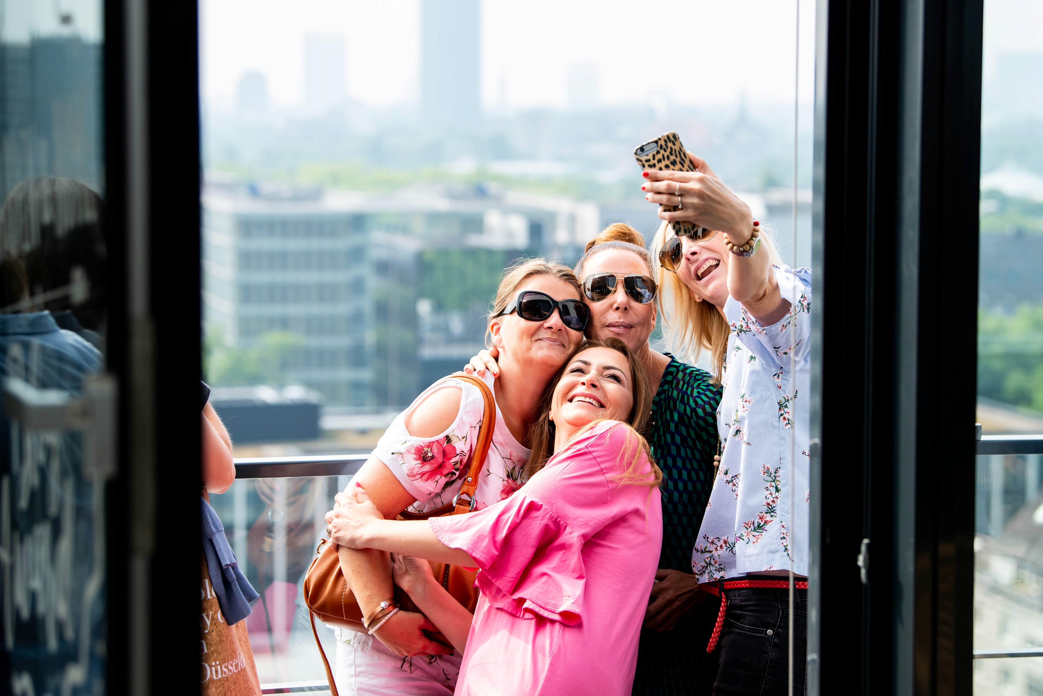 Zwei Frauen dekorieren eine Torte mit Spritzbeutel bei einem Backworkshop