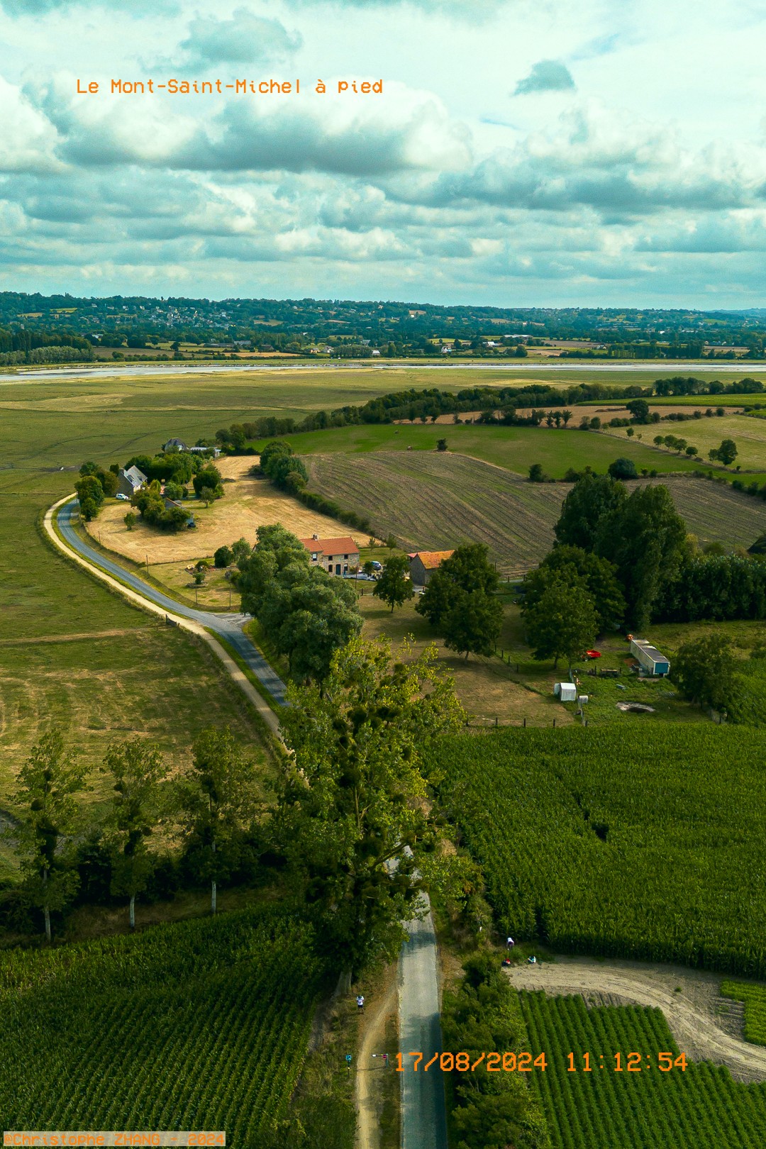 Route et sentier traversant les champs, randonnée direction Mont Saint‑Michel.