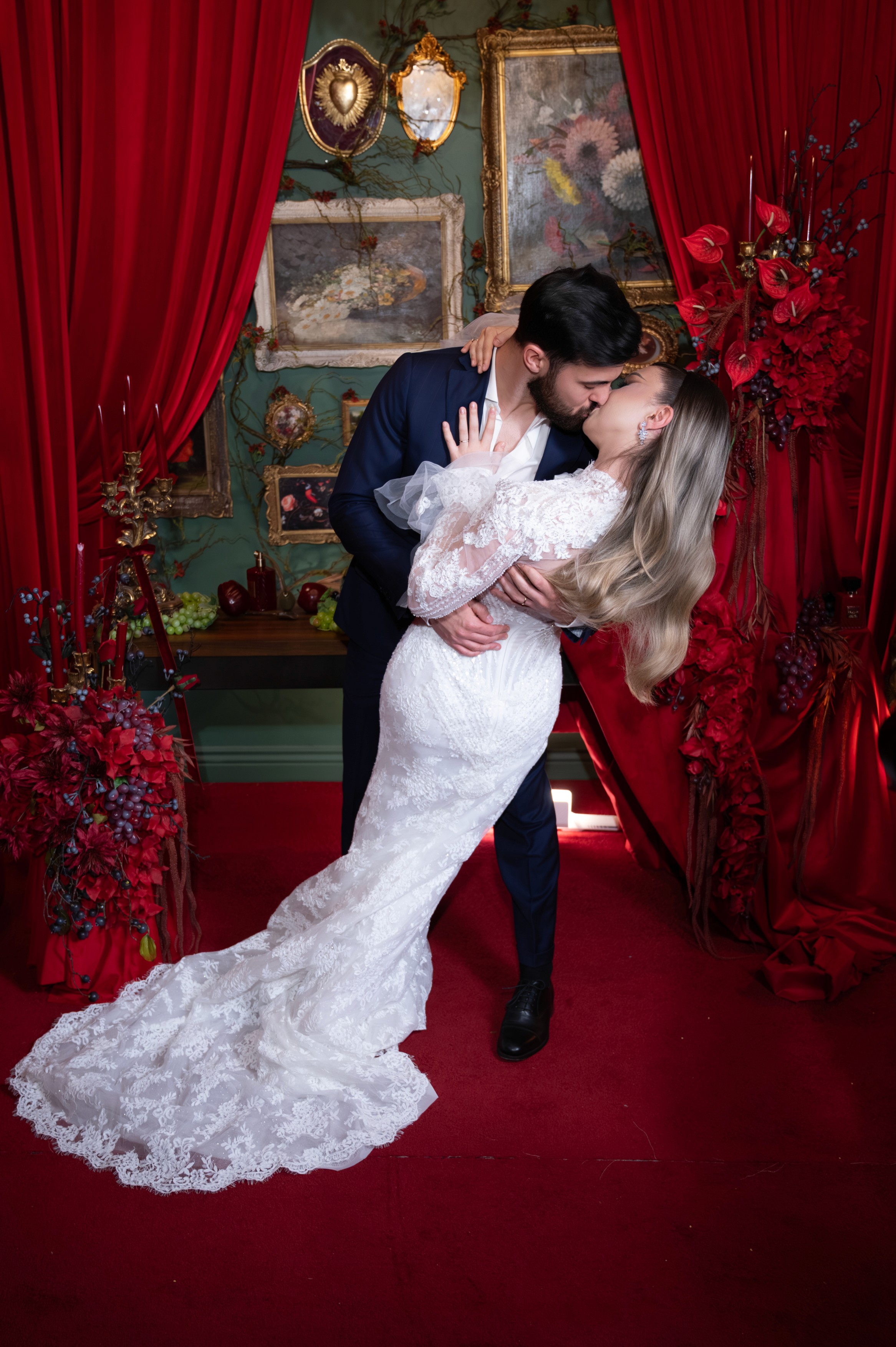 Mire și mireasă surprinși într-o îmbrățișare romantică într-un decor sofisticat, fotografie de nuntă în București