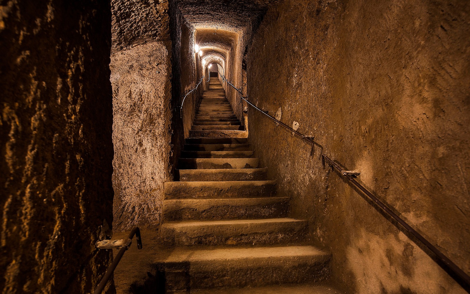 Trap binnen de Bourbon Tunnel tijdens een rondleiding in Napels, Italië.