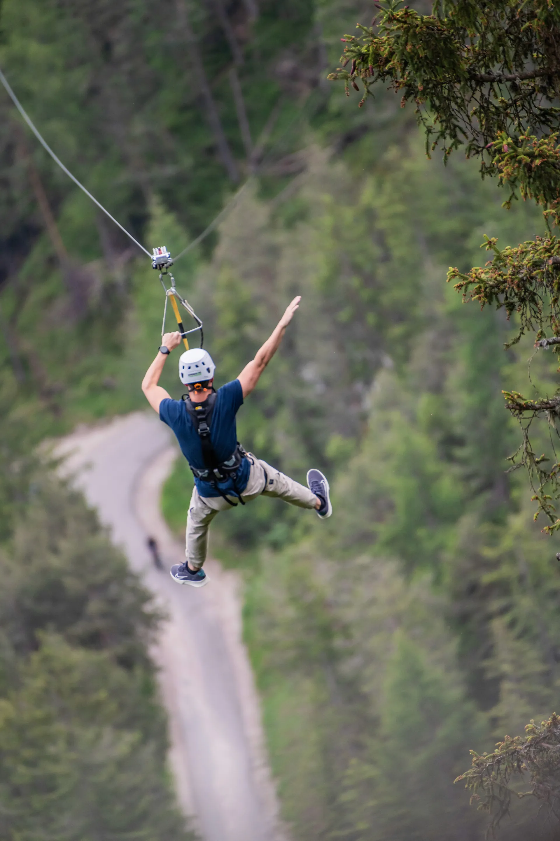 Partenza sulla zipline dalla piattaforma con gruppo che osserva