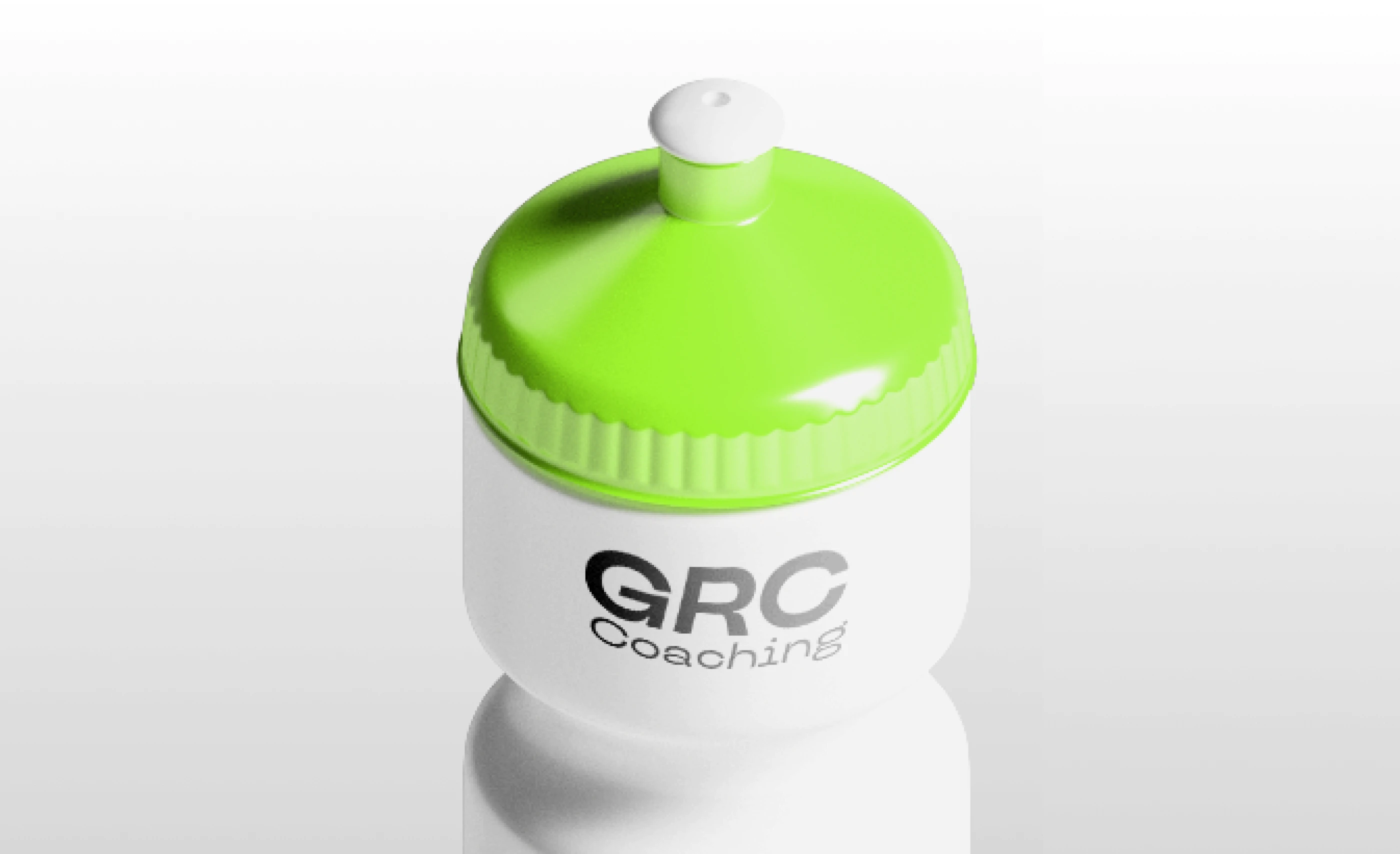 Déclinaison du logo GRC Coaching sur une gourde de sport. Design d'objets publicitaires et identité de marque.
