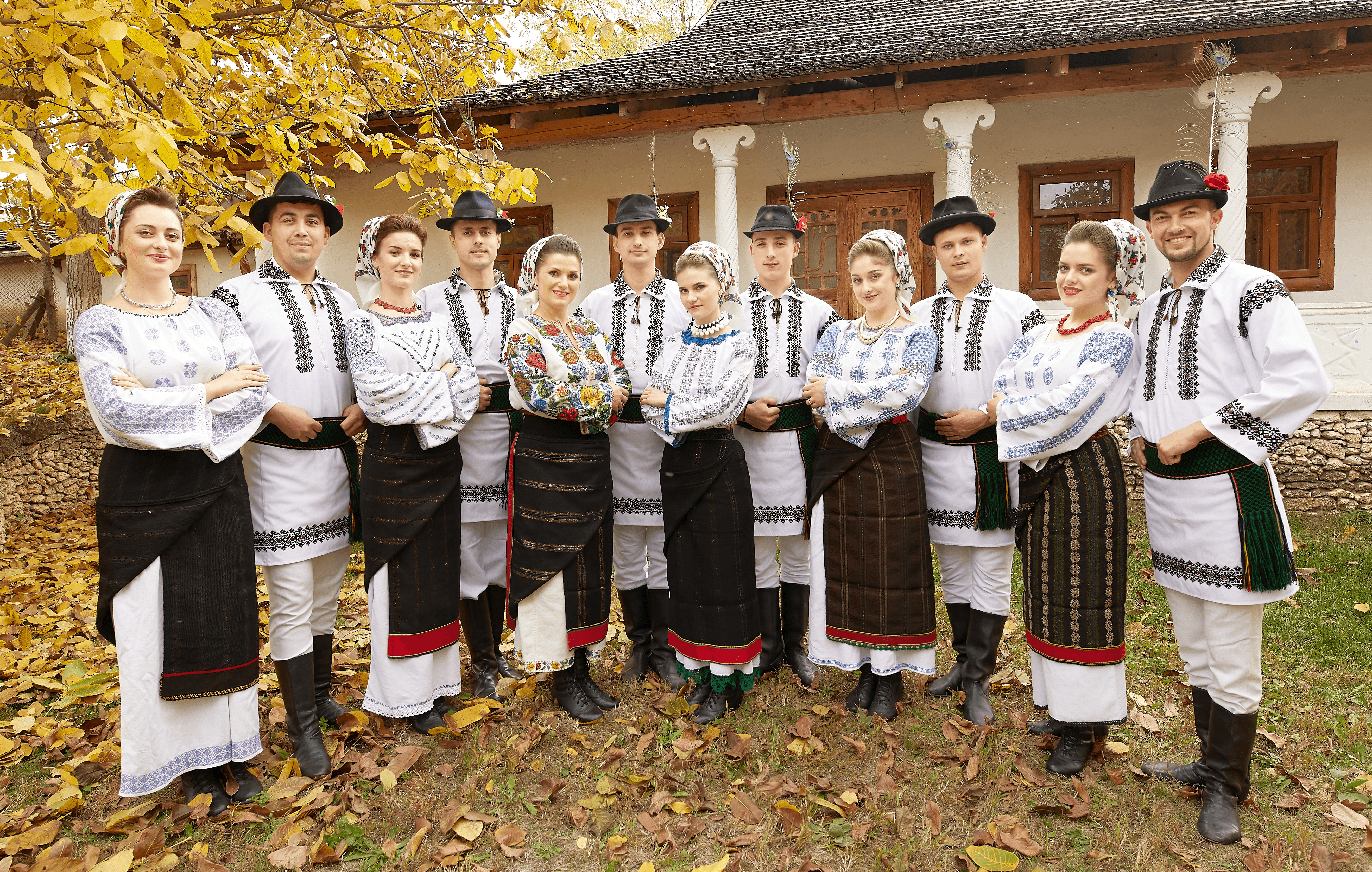 The traditional Romanian ia (blouse) with the altiță 