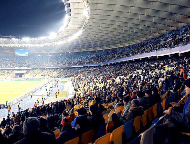 サッカースタジアムに観客が集まっている写真