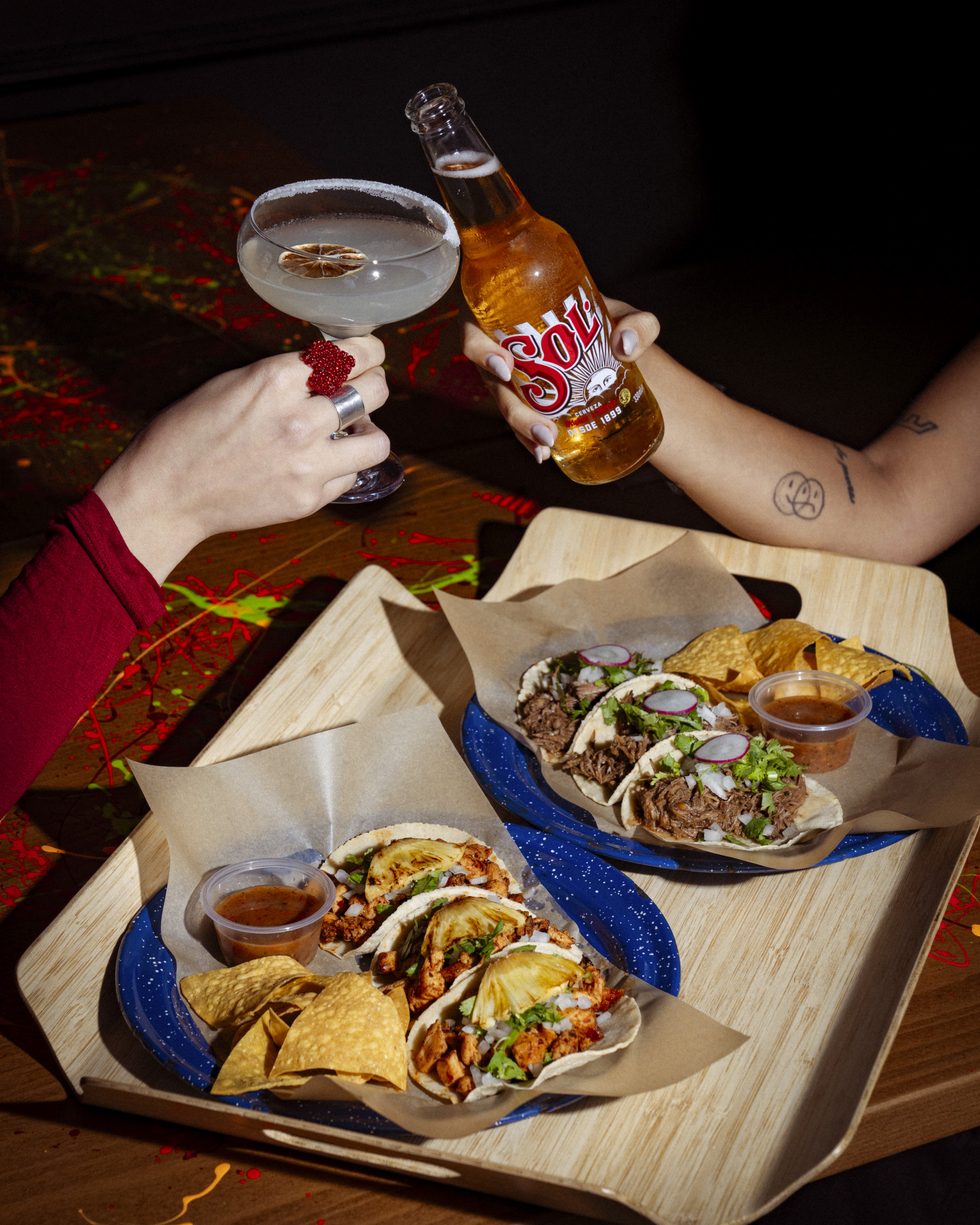 Friends enjoying tacos and drinks at Social Distrikt.