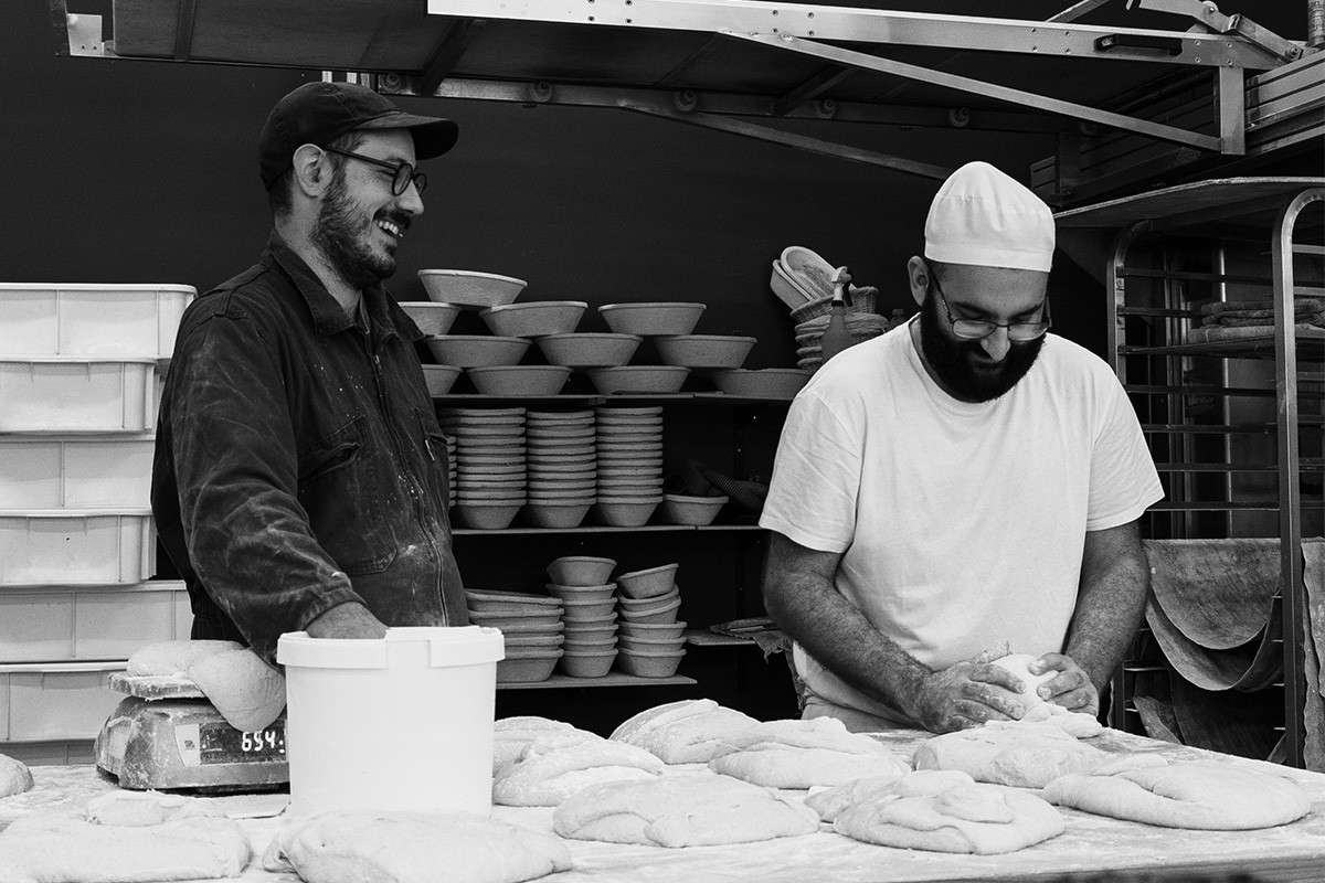 Deux boulangers en train de travailler