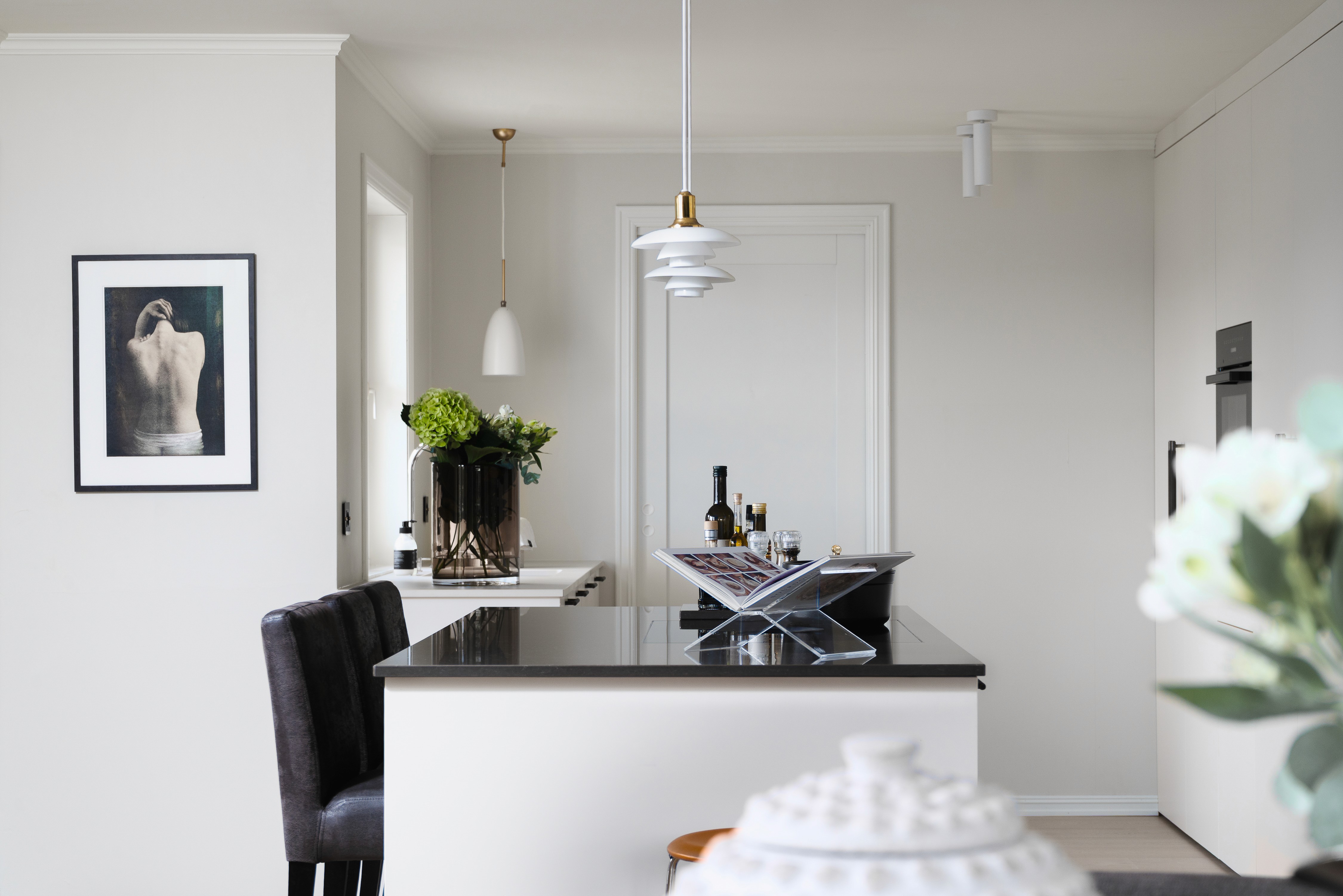 Moderne kjøkken fra Schmidt Kjøkken fotografert i redaksjonell stil med fokus på design og funksjonalitet.