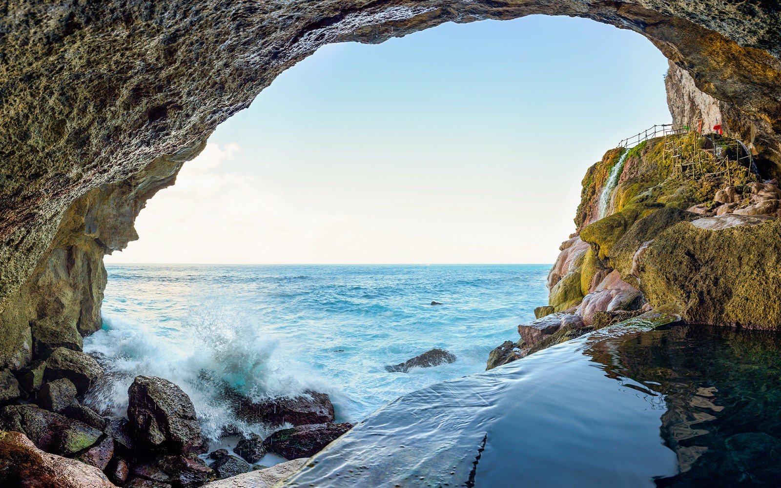努沙佩尼达岛游览体验：沿海洞穴观光，欣赏海浪和岩石峭壁的美景。