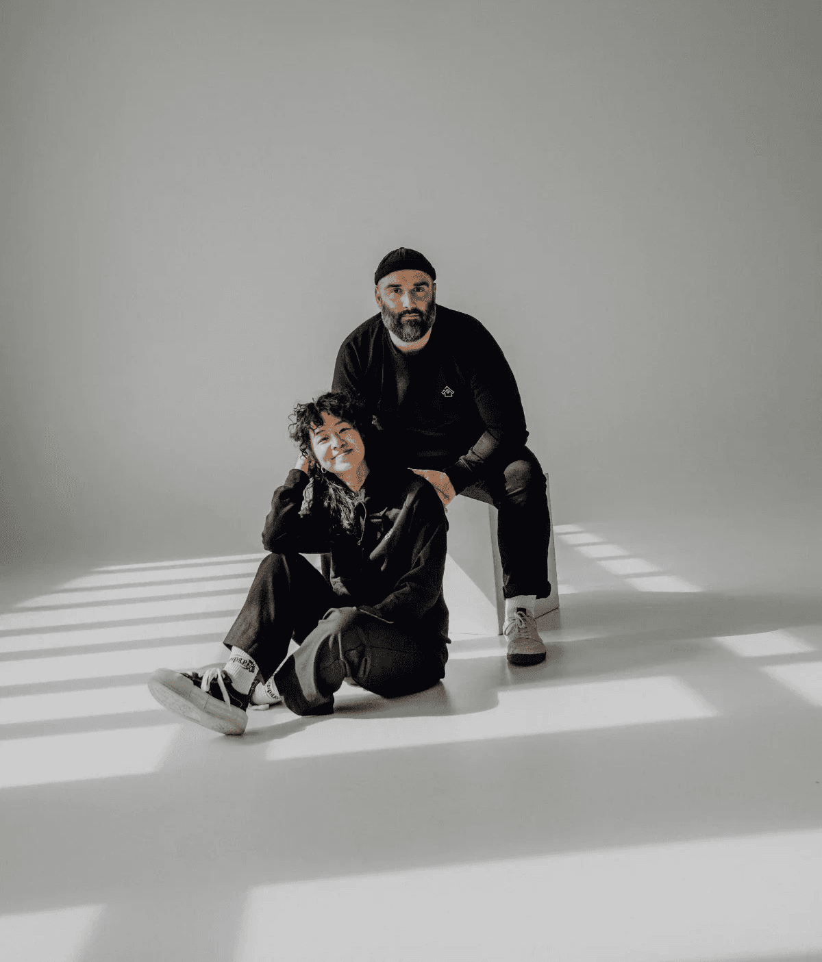 Set-Aufbau mit Beleuchtung im Wytspace Studio in Erfurt, inklusive kreativer Lounge im Hintergrund, verfügbar zur Buchung für Film- und Fotoproduktionen.