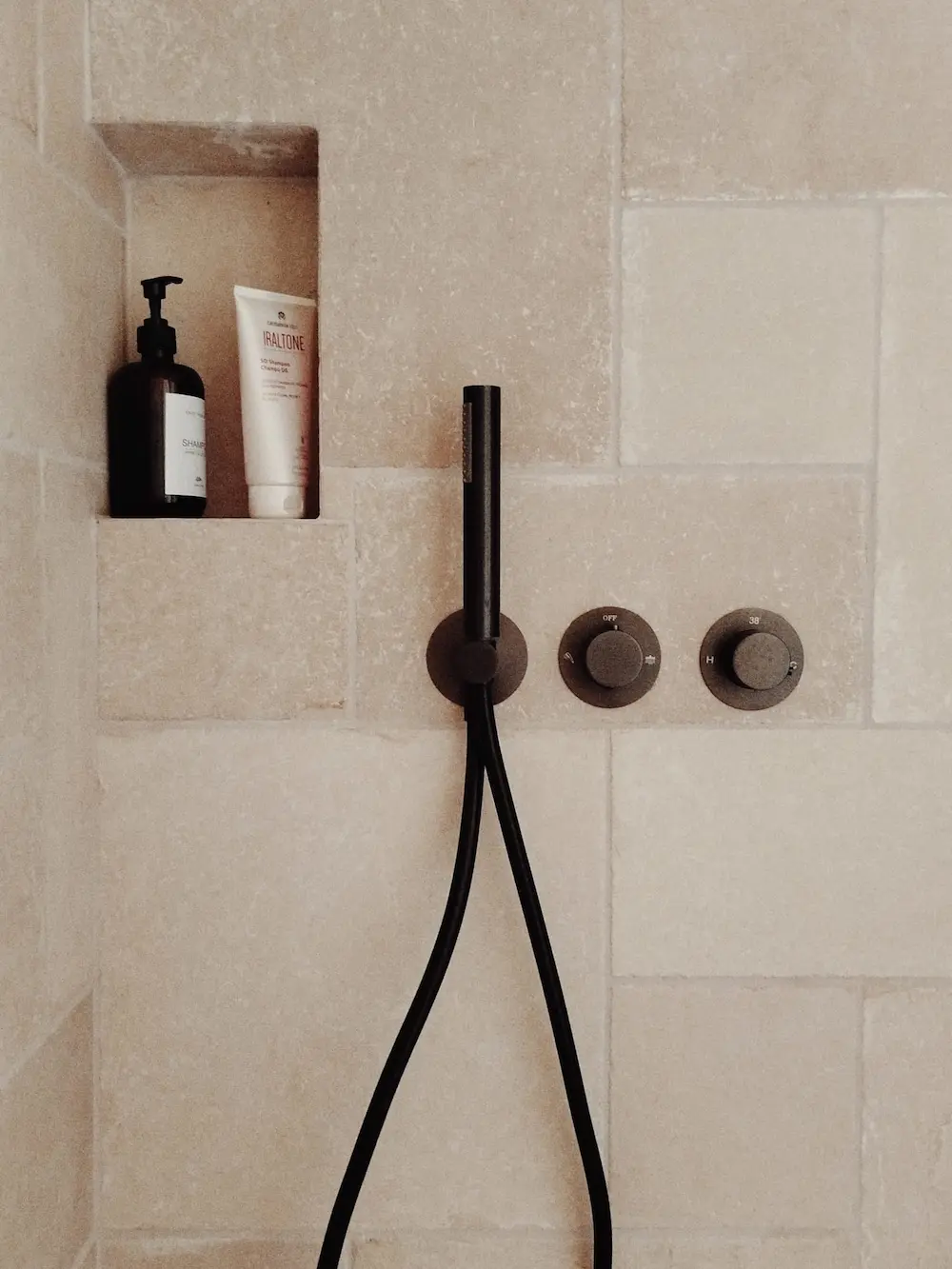 Design Duschbereich als Referenz für ein hochwertiges Interior Design Konzept.