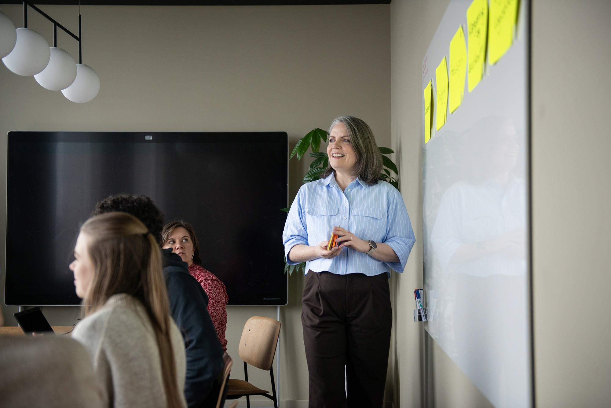 Aktiv deltakelse: konsulenten Kurante sørger for at hele gruppen deltar ved å skrive på lapper som oppsummeres til slutt.