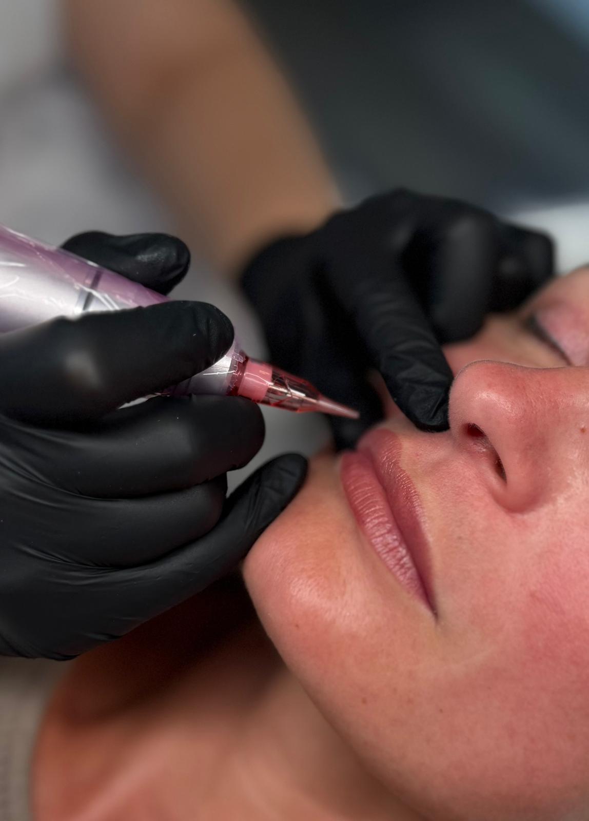 Kosmetolog Paulina Cieszyńska wykonująca makijaż permanentny ust