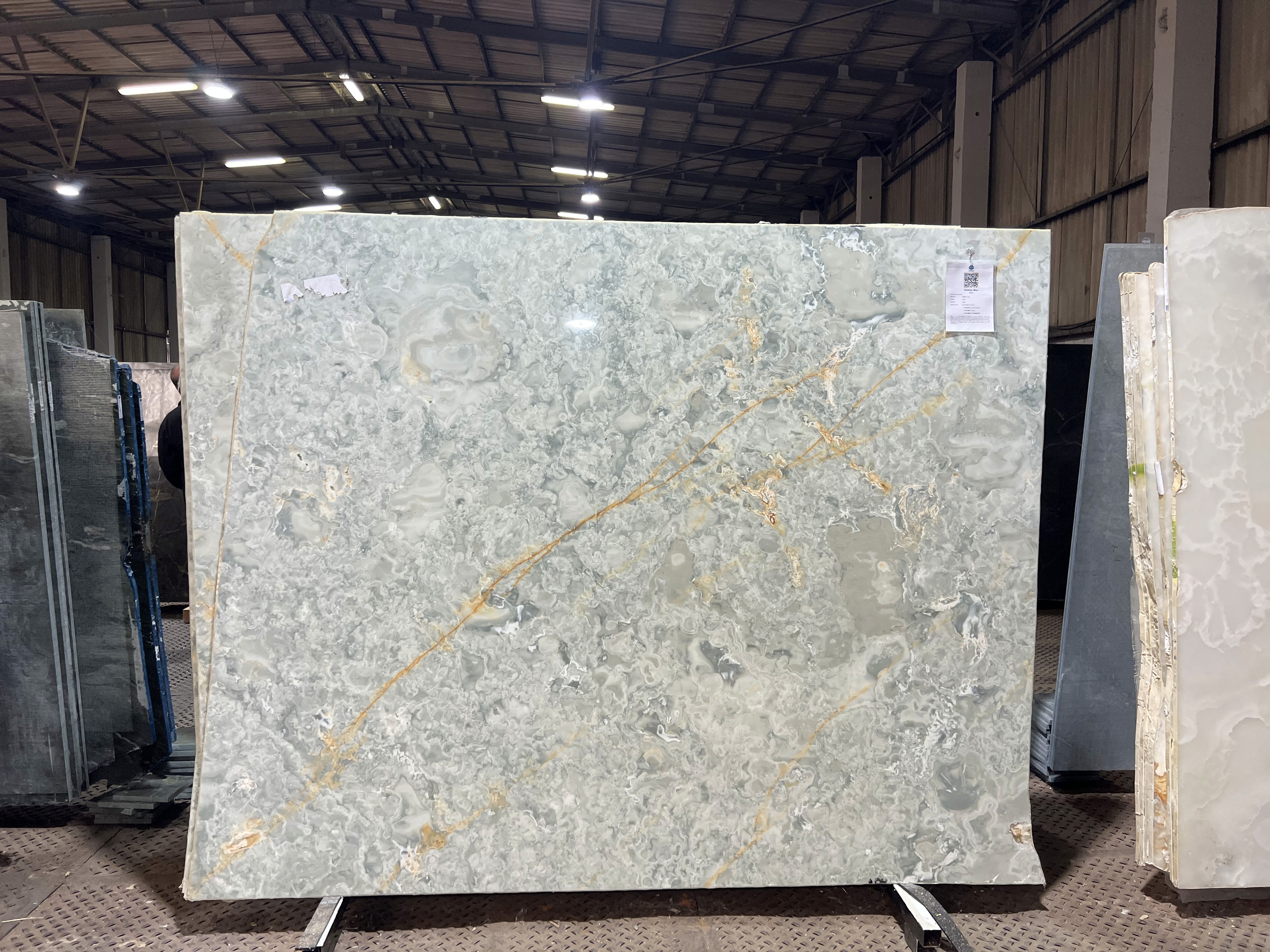 Polierte Fantasy Blue Onyx slab mit sanfter blauer Struktur