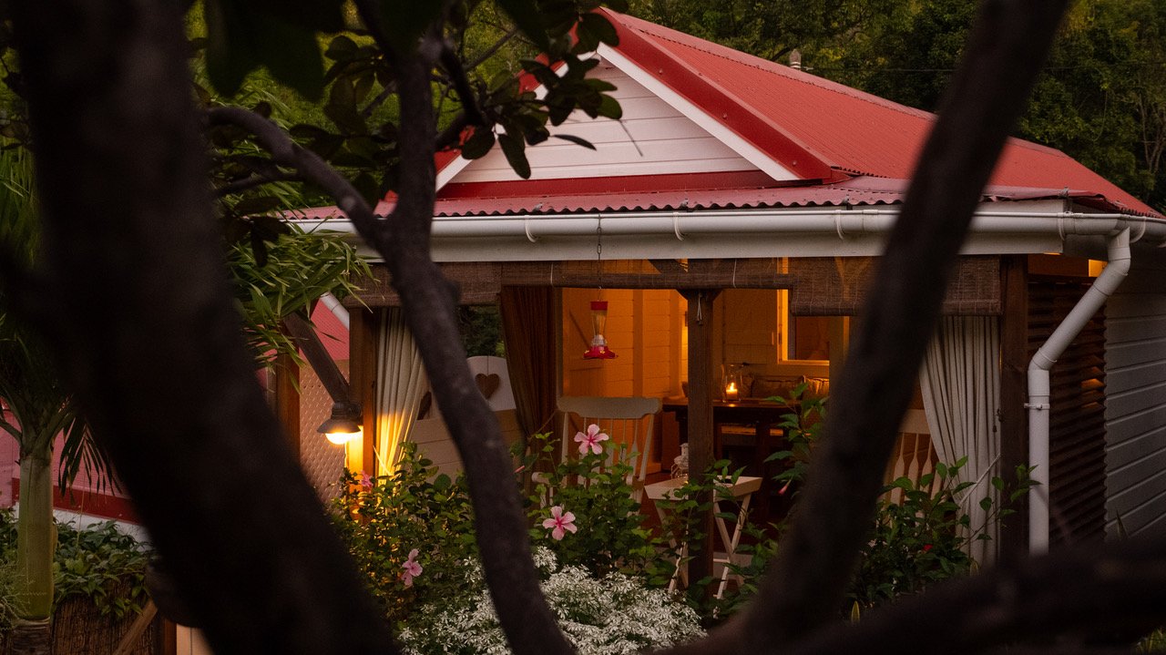 Ambiance romantique en soirée country lodge avec terrasse éclairée