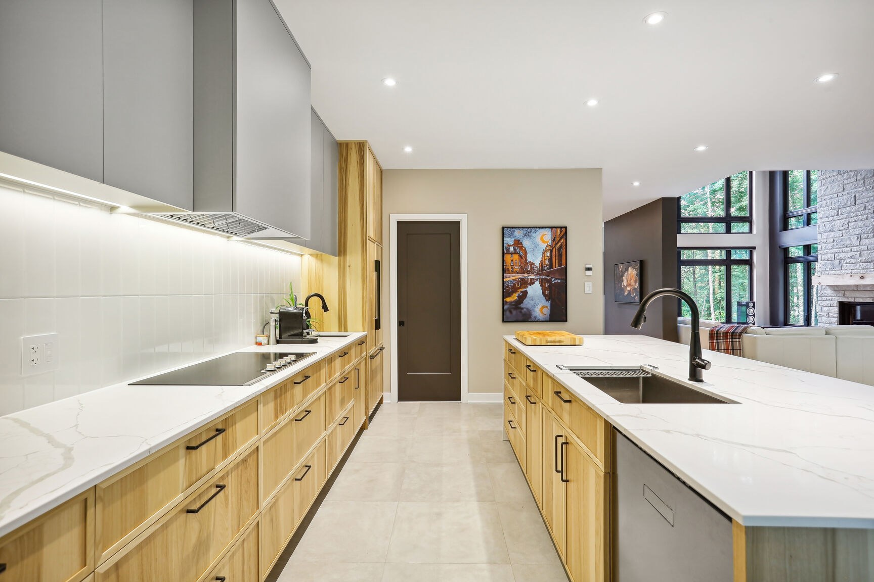 Détail du mur cuisson et rangements sur mesure.